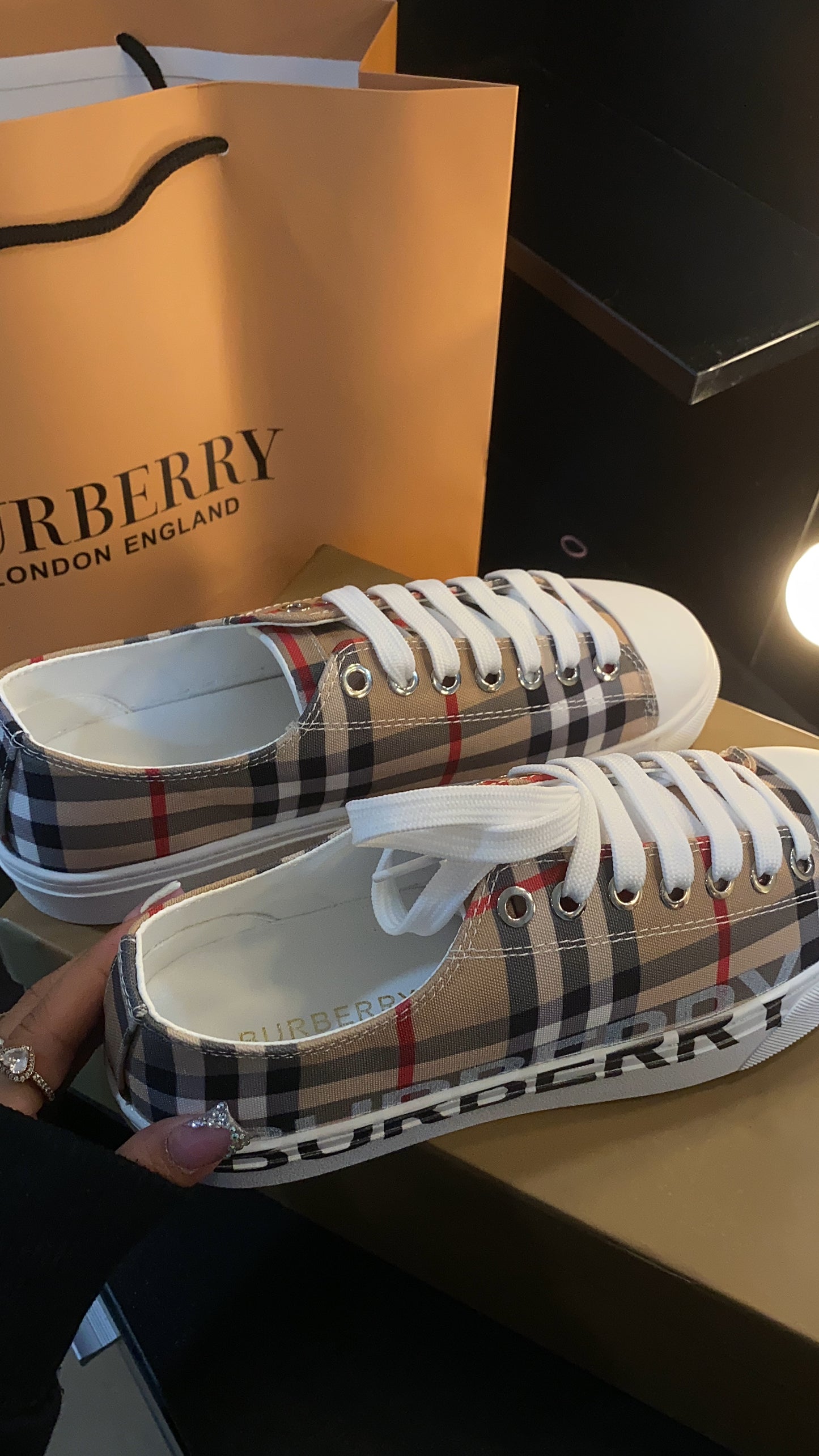 Berry shoes for woman
