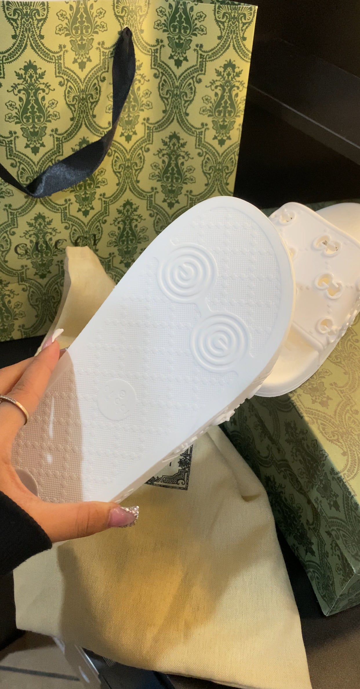 Unisex white slides ( no box )