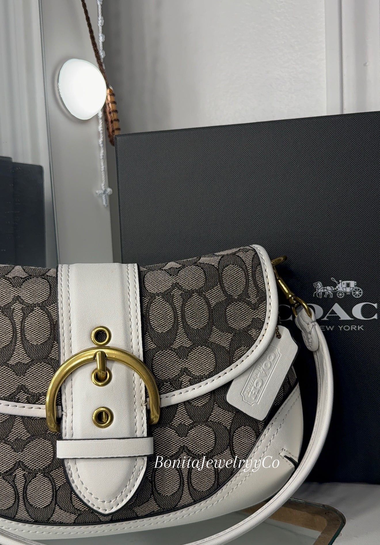 White vintage purse with cross body strap