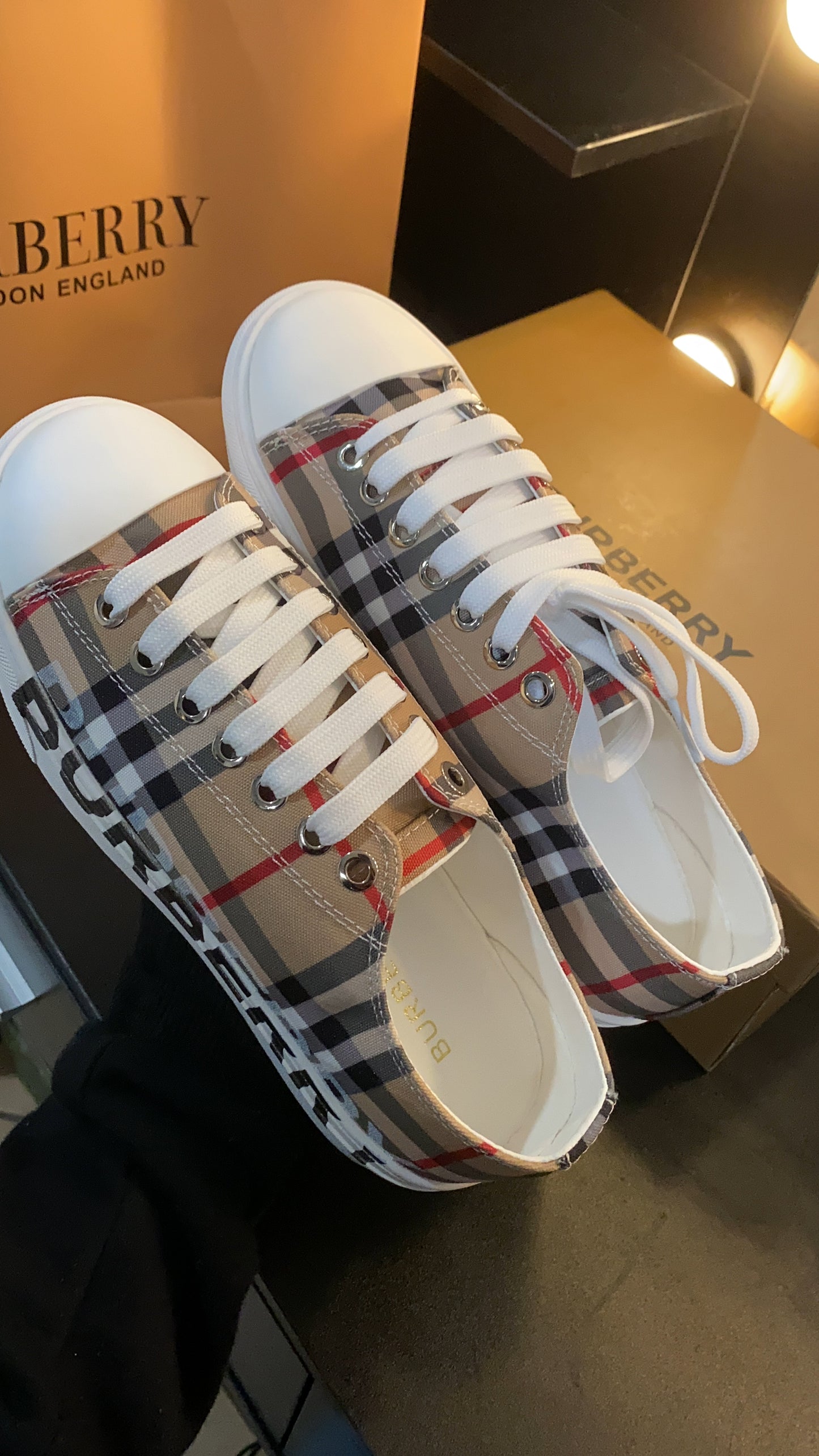 Berry shoes for woman