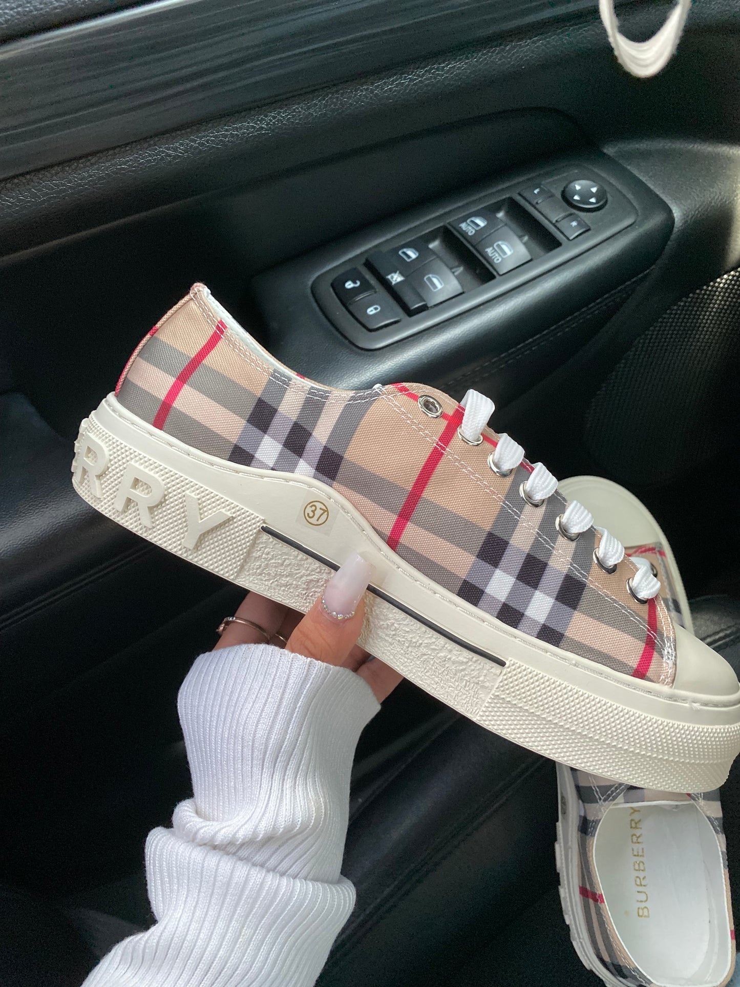 Men & woman Berry shoes ( no box )