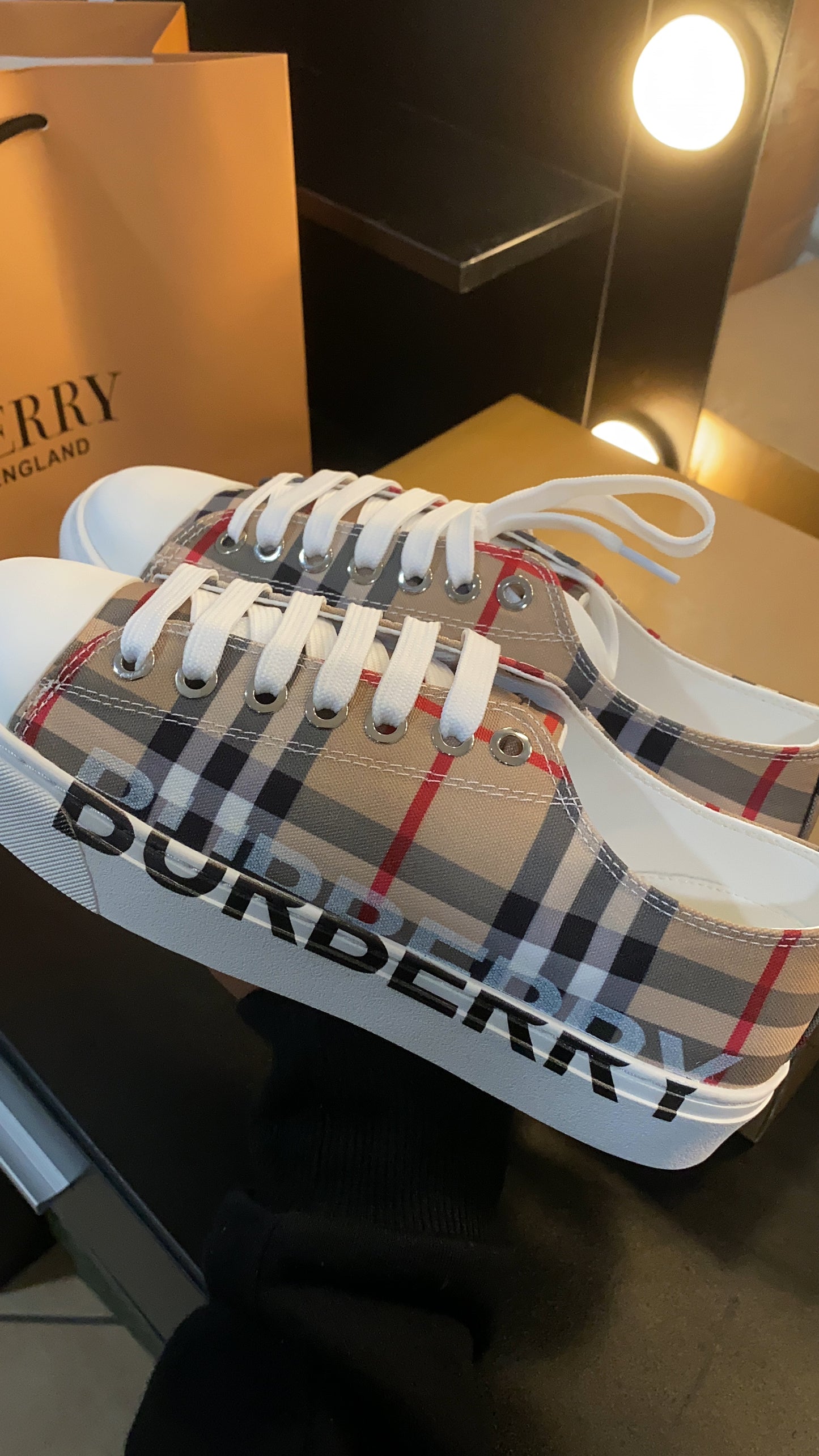 Berry shoes for woman