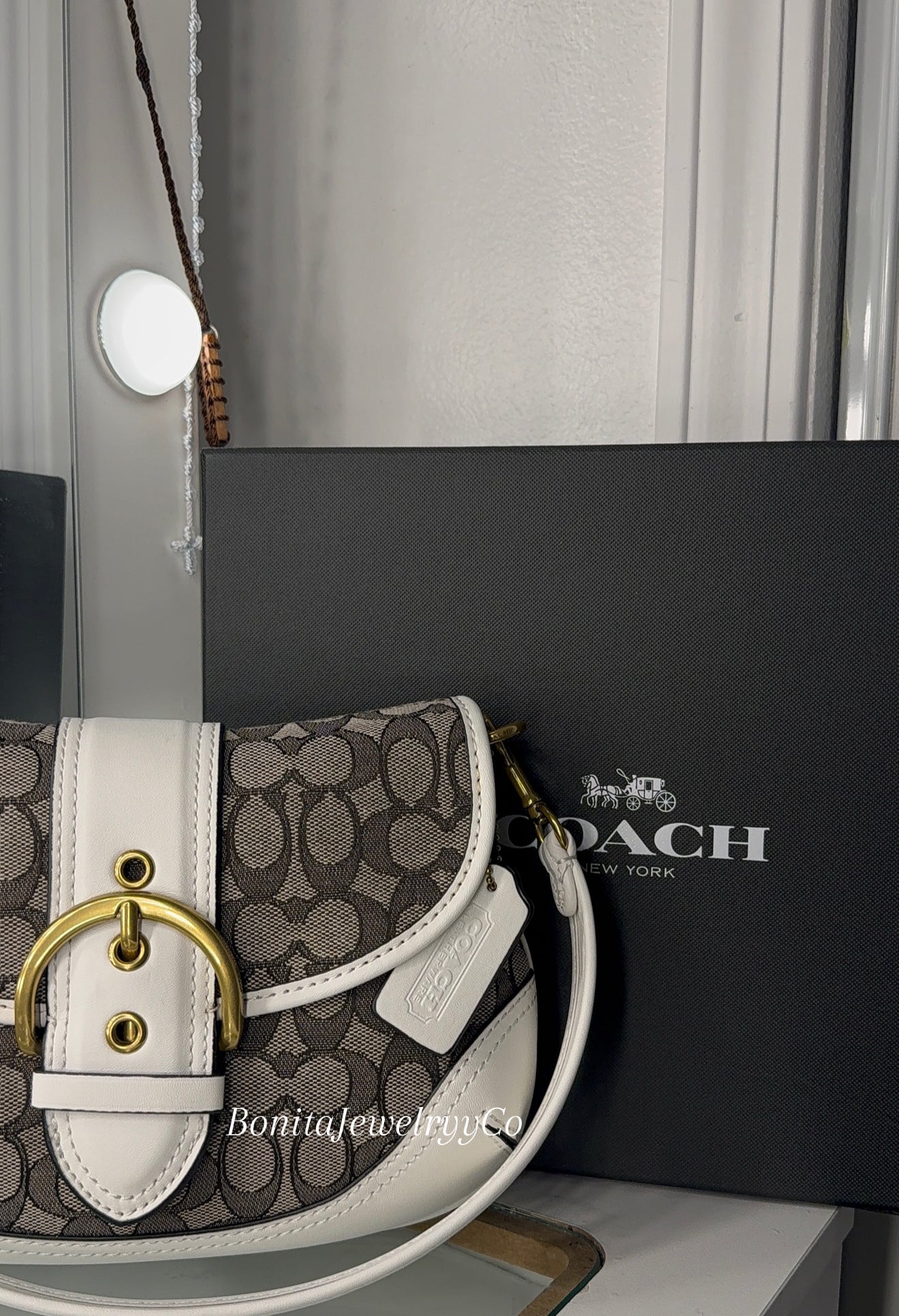 White vintage purse with cross body strap