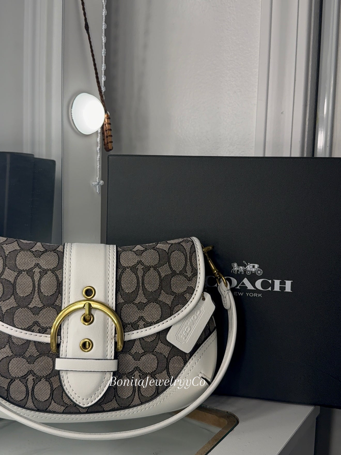 White vintage purse with cross body strap