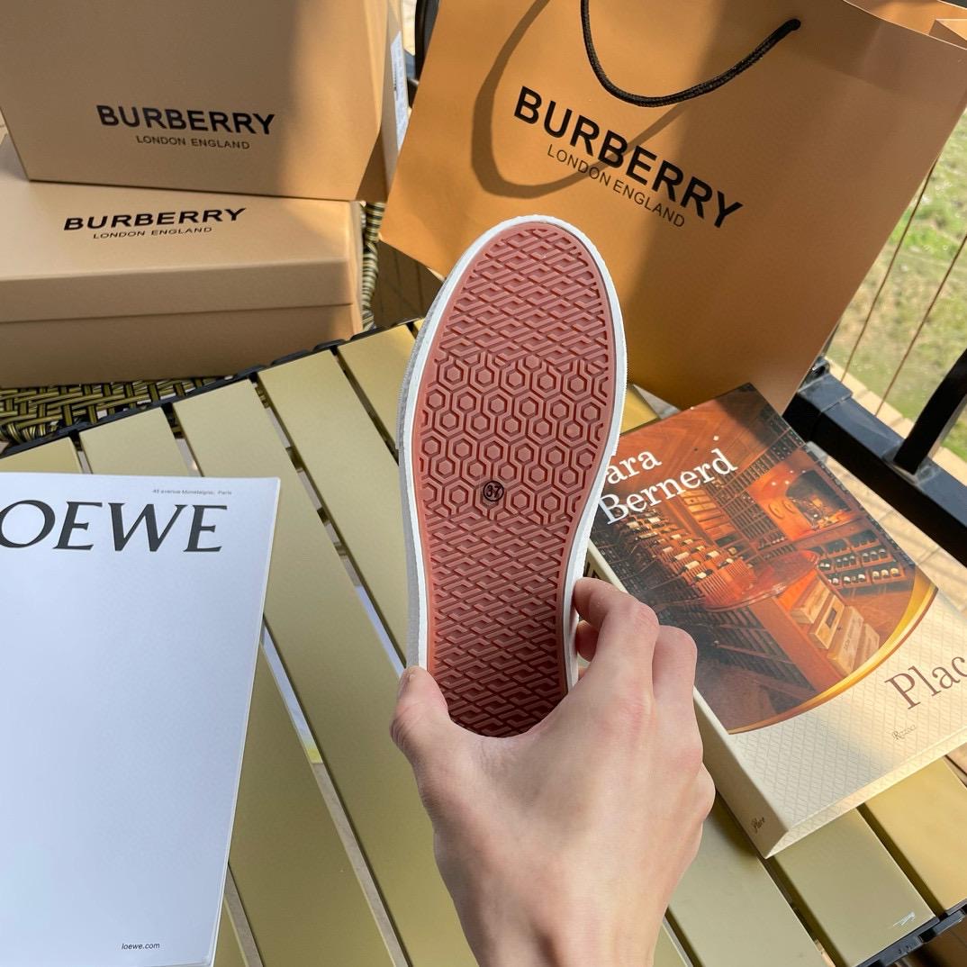 Black berry shoes with box