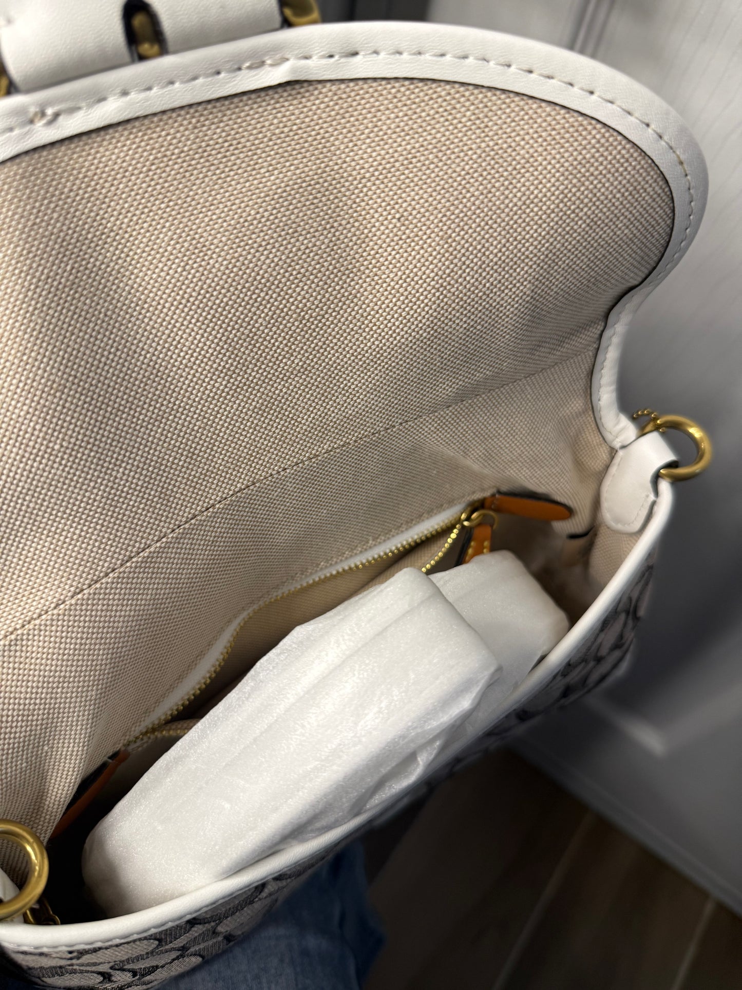 White vintage purse with cross body strap