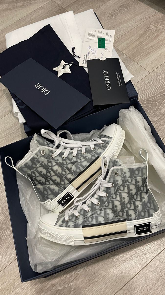 White high-top unisex Dr shoes (no box )