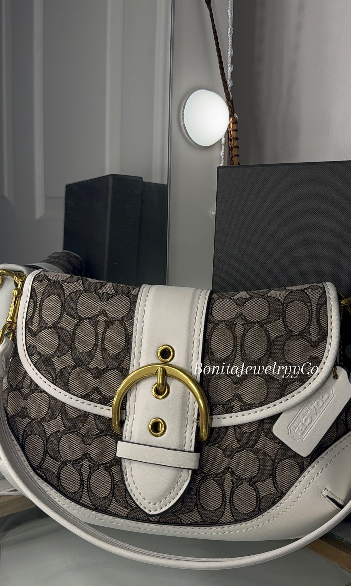 White vintage purse with cross body strap