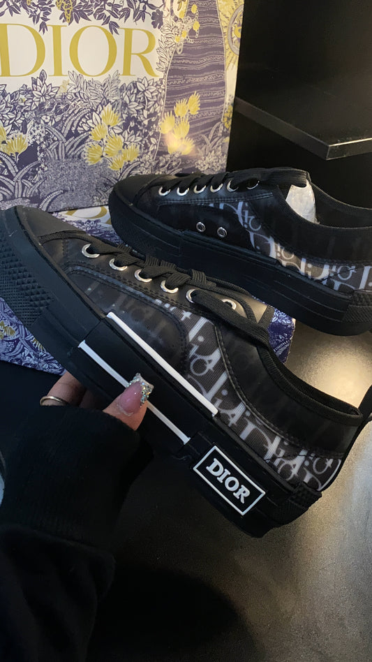 Black unisex Dr shoes
