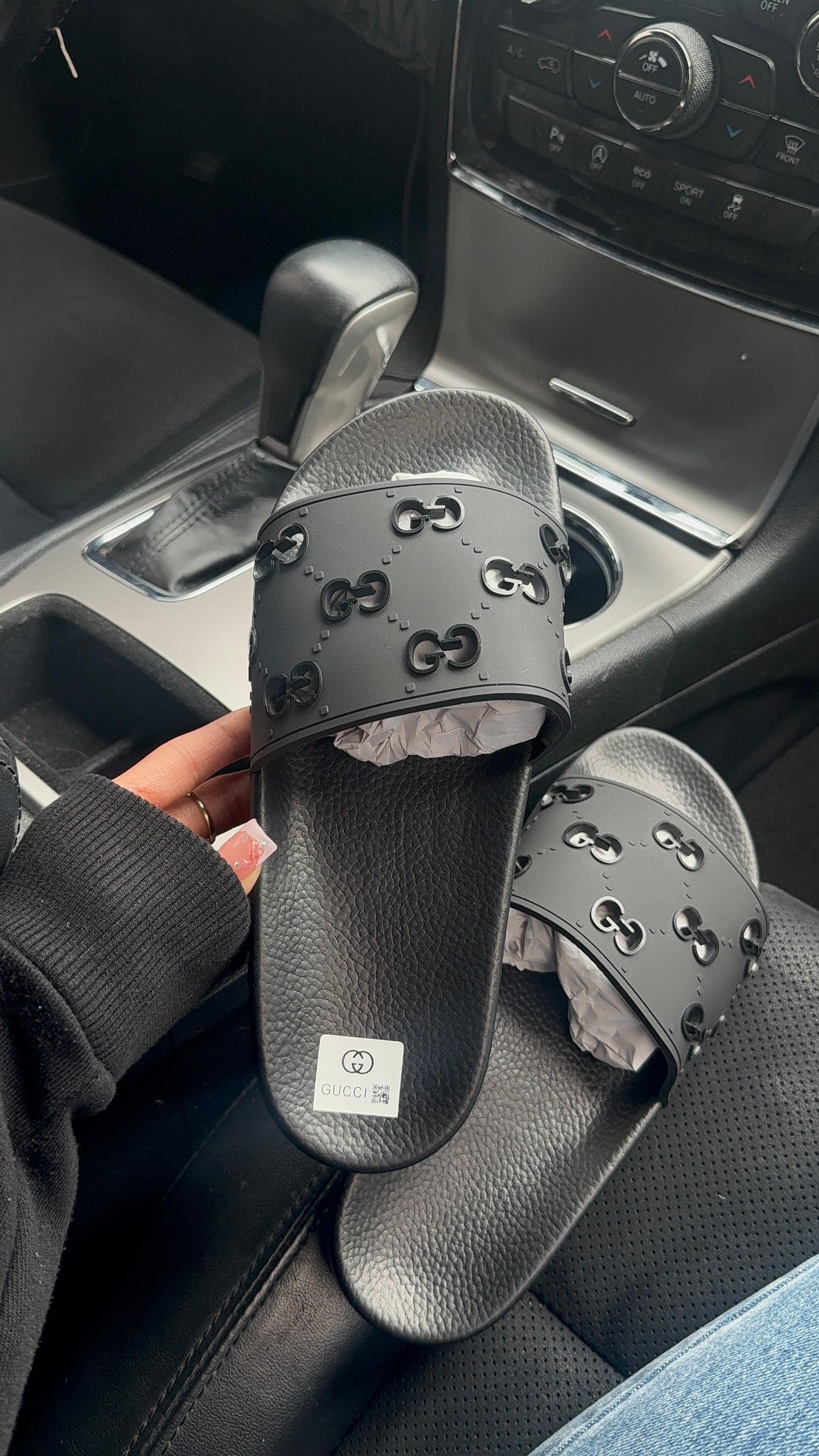 Unisex black hole Gg slides