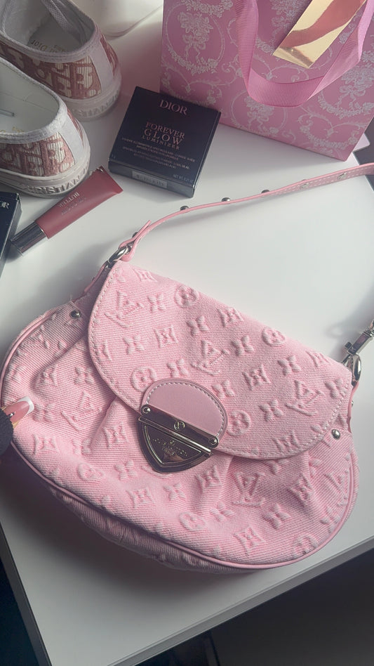 Pretty pink purse with pink straps