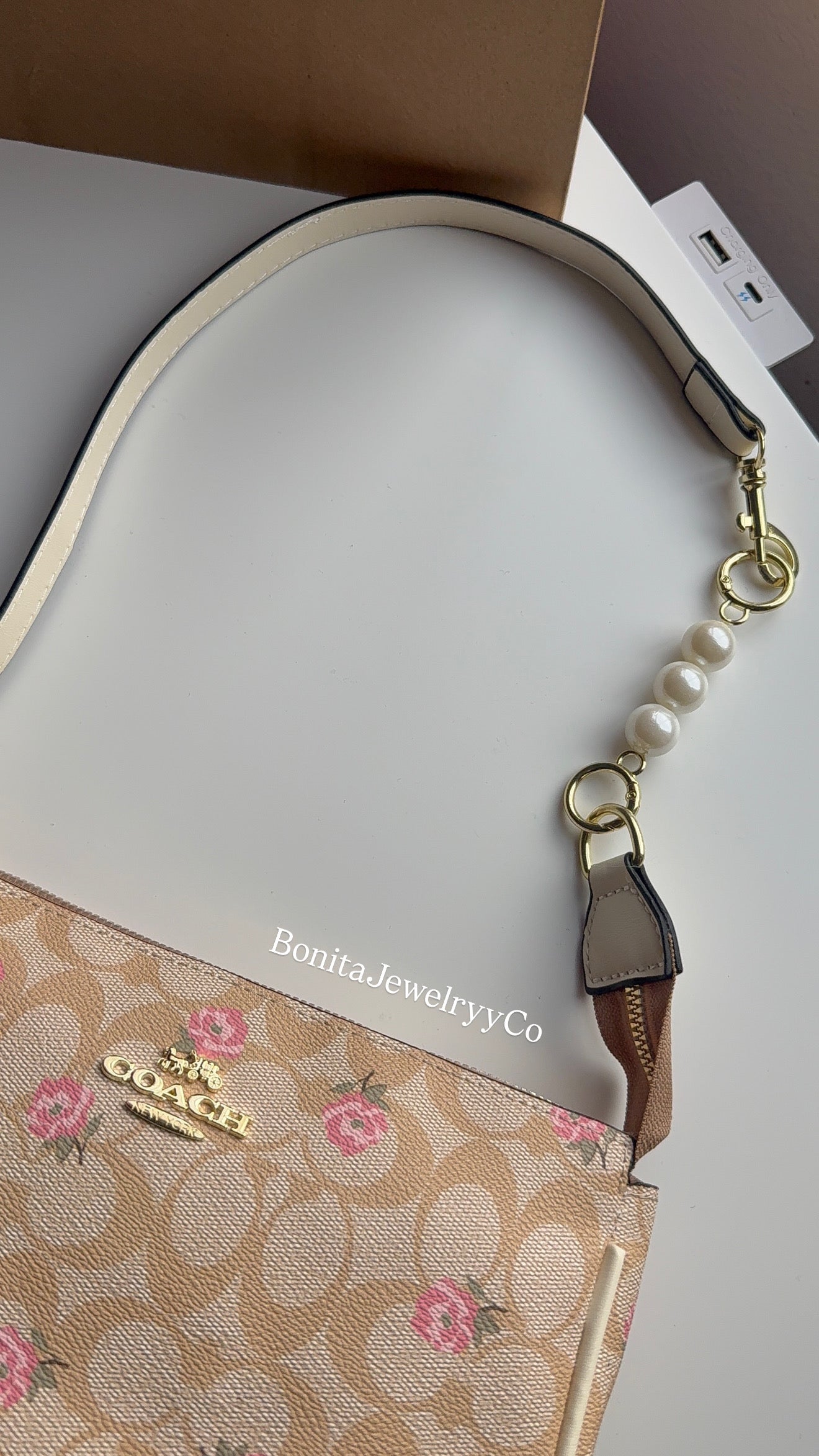 Floral purse with pearl extender