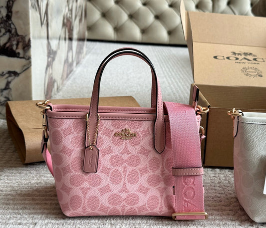 🎀Mini Pink purse with cross body strap
