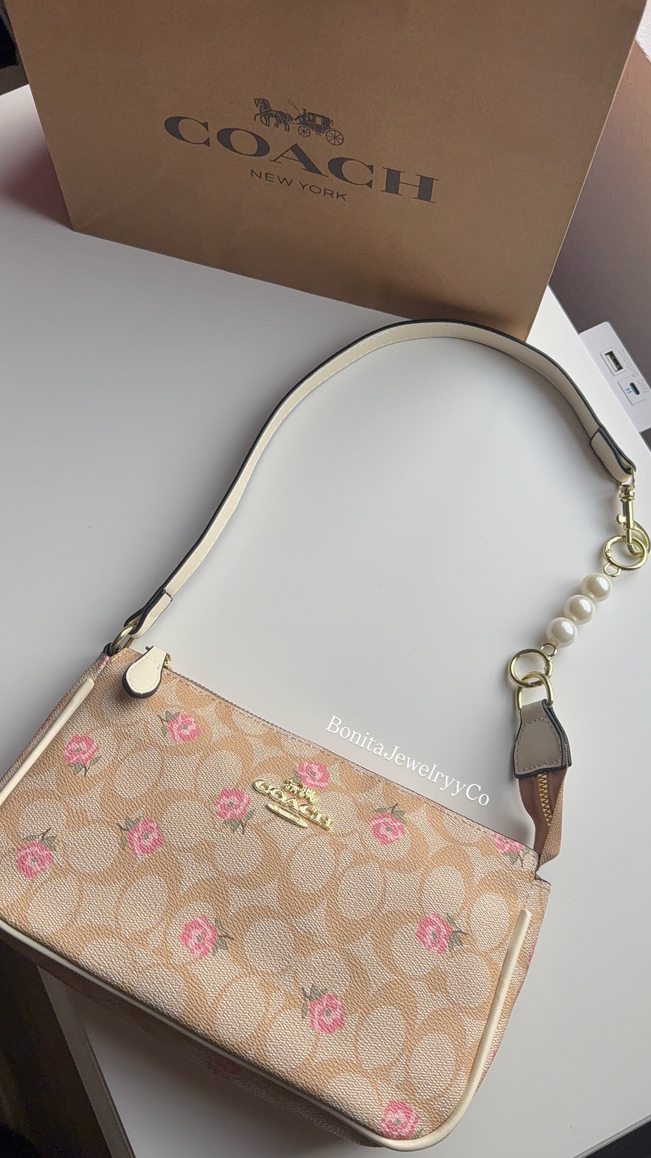Floral purse with pearl extender