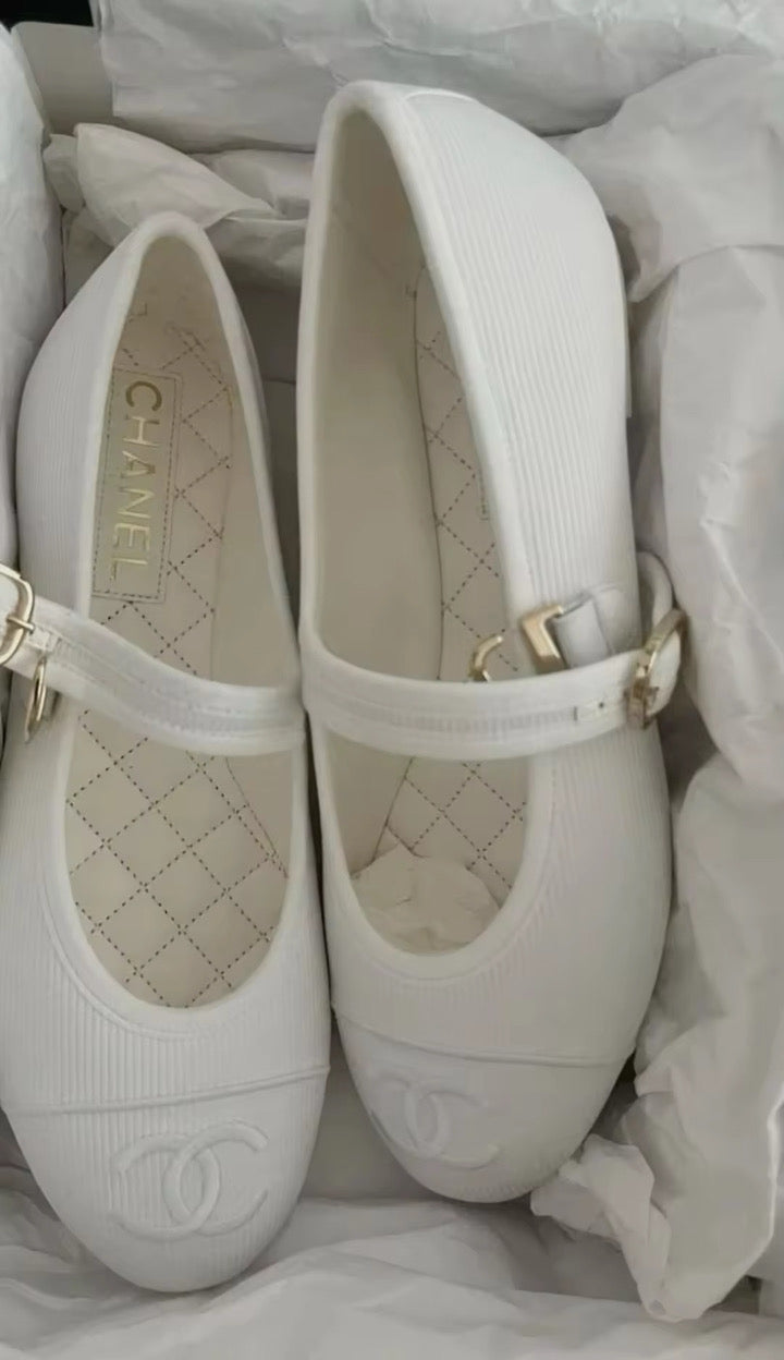 White flats - woman’s shoes (no box )