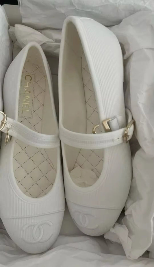 White flats - woman’s shoes (no box )